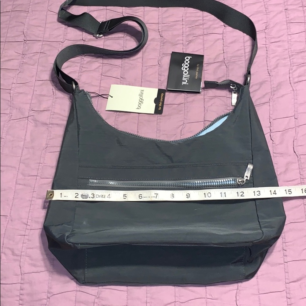 Baggallini grey color purse/crossbody EUC